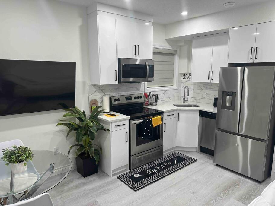 Award Winning Boho Paradise Sunlit Modern Suite Calgary Exterior photo